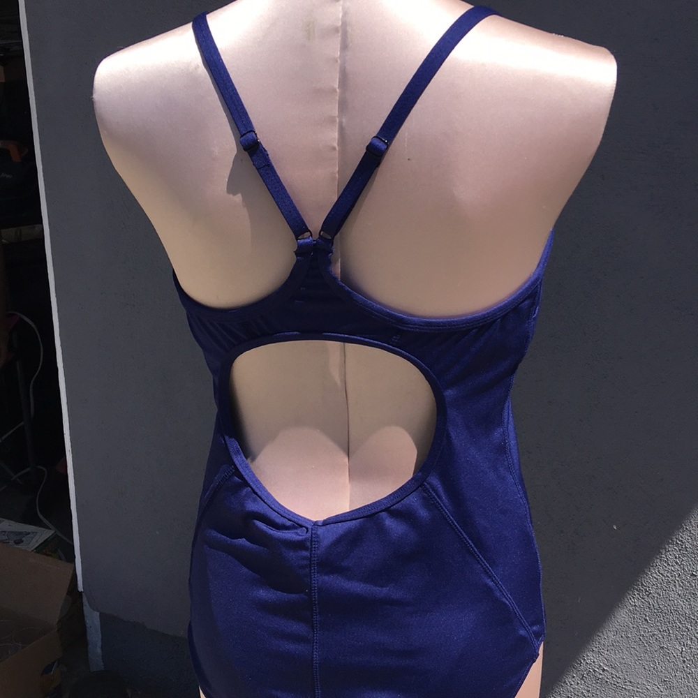 One piece - Picture 2 of 6